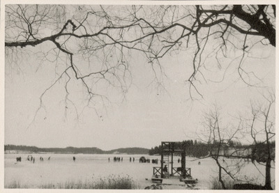 Elever från Solbacka Läroverk åker skridskor och spelar bandy på en sjö, 1933