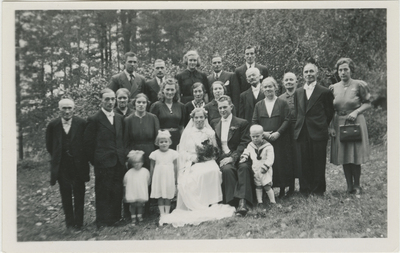Gruppfoto från ett bröllop
