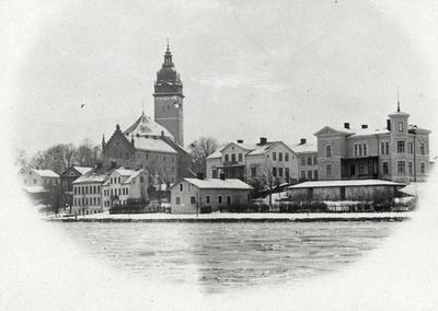 Kvarteren Kapellet och Hörngården i Strängnäs från ostnordost.