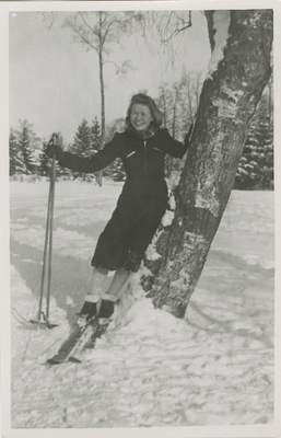 En kvinna på skidor