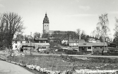 Kvarteret Skolmästaren i Strängnäs sett från Mariefredsvägen norrut.