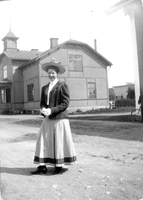 Kvinna vid hamnkontoret i Nyköping omkring 1907