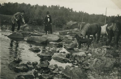 Två personer vid en strandkant, 1930