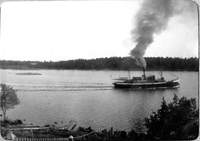 Ångfartyg passerar Gamla Oxelösund, tidigt 1900-tal