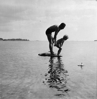 Sigurd, Gudrun och barkbåten, vid Helgö 1957