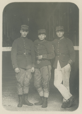 Einar Höglund och två män i uniform