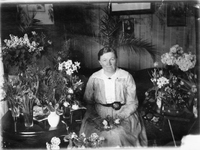 Maria Ahlstrand fotad bland blombuketter på sin 50 årsdag den 13/5 1918