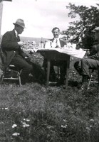 Män vid matbordet utomhus vid Björkliden, Hindås