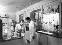 Sunlight i Nyköping, tvättmedel Radion testas i laboratoriet år 1952