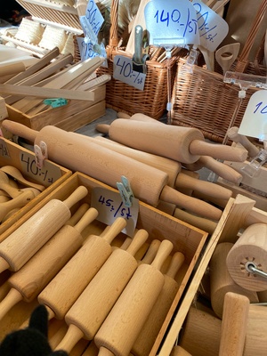Träföremål till försäljning på Strängnäs marknad 2022