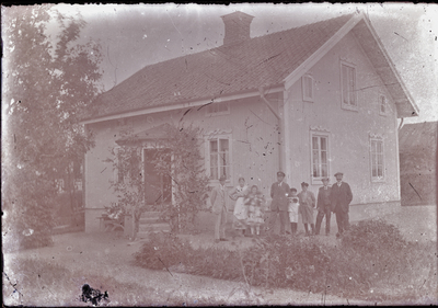 Familjeporträtt framför huset