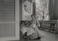 Elisabeth Indebetou på verandan i Villa Nyhem, Kvicksund
