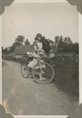 Inez med cykel, Segersta 1931