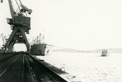 Bogserbåt och fartyg i Oxelösunds hamn, vintern 1986