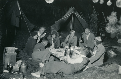 Gruppfoto framför ett tält