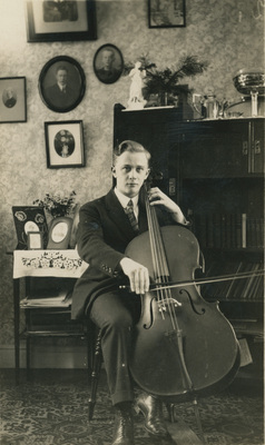 En man spelar cello