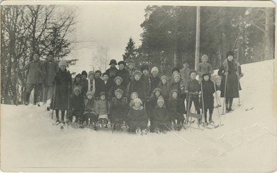 Gruppfoto av barn i snön