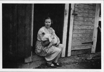 Ingrid Lindberg med griskulting på Sandhälla gård i Hölö 1939