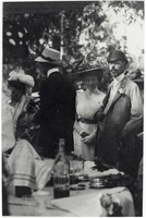 Kung Gustaf V, drottning Victoria och prins Wilhelm på marknad vid Schedewi 1909