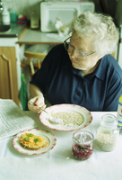 Margaretha Lindén äter frukost 1998