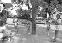 Vid lekplatsen, 1940-talet