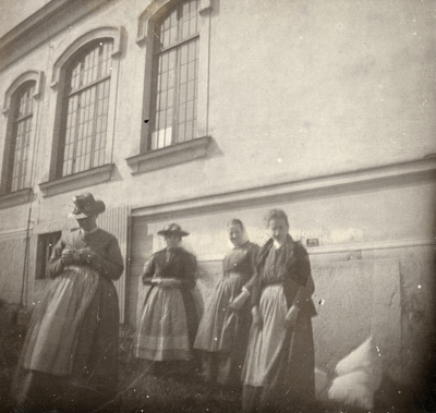 Patienter utanför Nyköpings hospital, tidigt 1900-tal