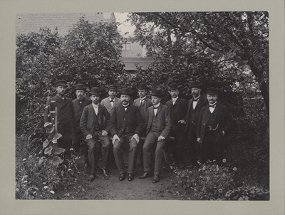 Grupporträtt färgeriarbetare i kostym, tidigt 1900-tal