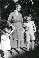 Porträtt på en äldre kvinna med två barn