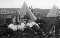 Vykort, soldater med vapen vilar framför tält, tidigt 1900-tal