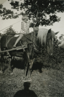 Ingrid Liljekvist till häst, 1932