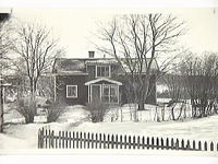 Hällen med manbyggnad uppförd omkring 1900.