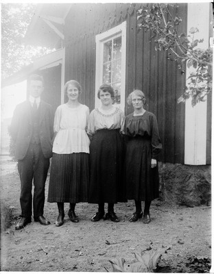 Gruppfoto framför hus