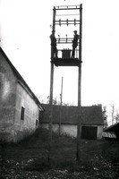 Elektriciteten kommer till Husby-Oppunda, monteringsarbete vid Tärnö 1918, Vilhelm Eriksson och linjeförman Persson