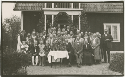 Gruppfoto framför bostadshus