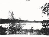 Floda kyrka från norr med Kyrksjön i förgrunden, 1890-tal