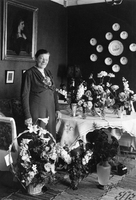 Maria Ahlstrand med blombuketter på 60-års dagen den 13/5 1938