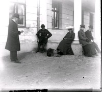 Sällskap med hund vid trappa, Ökna säteri i Floda socken, 1890-tal