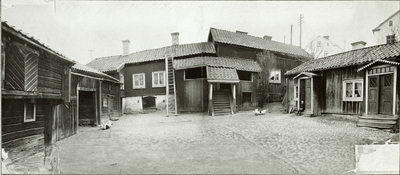 Gårdsinteriör åt norr från Grassagården i Strängnäs