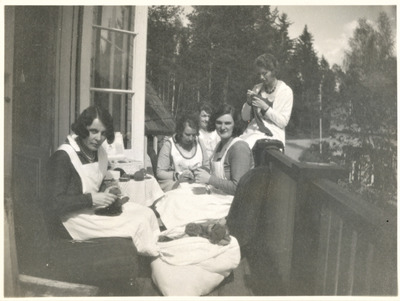 Kvinnliga anställda på Solbacka Läroverk stoppar strumpor, 1933