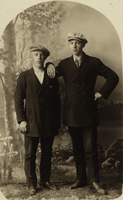 Porträttfoto av två unga män