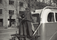 Busschaufförens roll under andra världskriget var att köra buss, sälja biljetter, ta hand om gods och att sköta om gengasaggregatet.