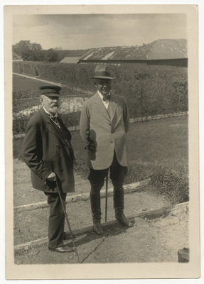 Två män framför stor gård, från konstnär Bodil Güntzel (1903-1998)