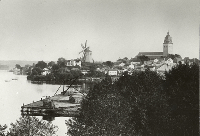 Utsikt från Visholmen mot Kvarnbacken och Kyrkberget. I förgrunden bryggan på Visholmen med liten lyftkran