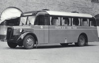 Buss från bussbolaget Trafik AB Ivan Thor på Fruängsgatan vid Teaterparken i Nyköping, 1930-tal