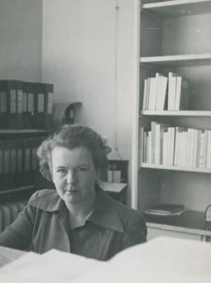 Eivor Gemzell på kontoret, 1940/50-tal