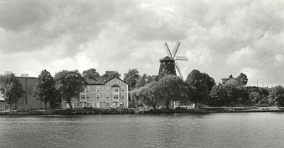 Norra Strandvägen i Strängnäs, fotograferad från M/S Mälarfjärden