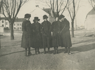 Fem kvinnor på en grusplan