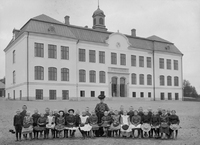 Skolklass framför Östra skolan i Nyköping ca 1906-1910