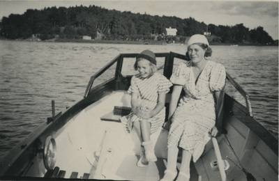 En kvinna och en flicka i en båt