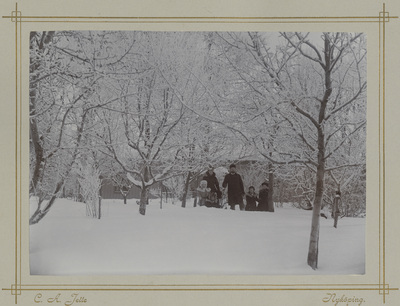 Gruppbild i snö bland träd tidigt 1900-tal